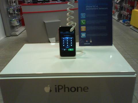 Apple Iphone 4 32Gb HD cost $350 USD